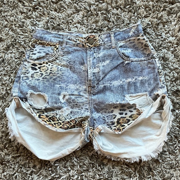 One Teaspoon Pants - One Teaspoon Distressed Leopard Print High Waist Bandits Denim Shorts